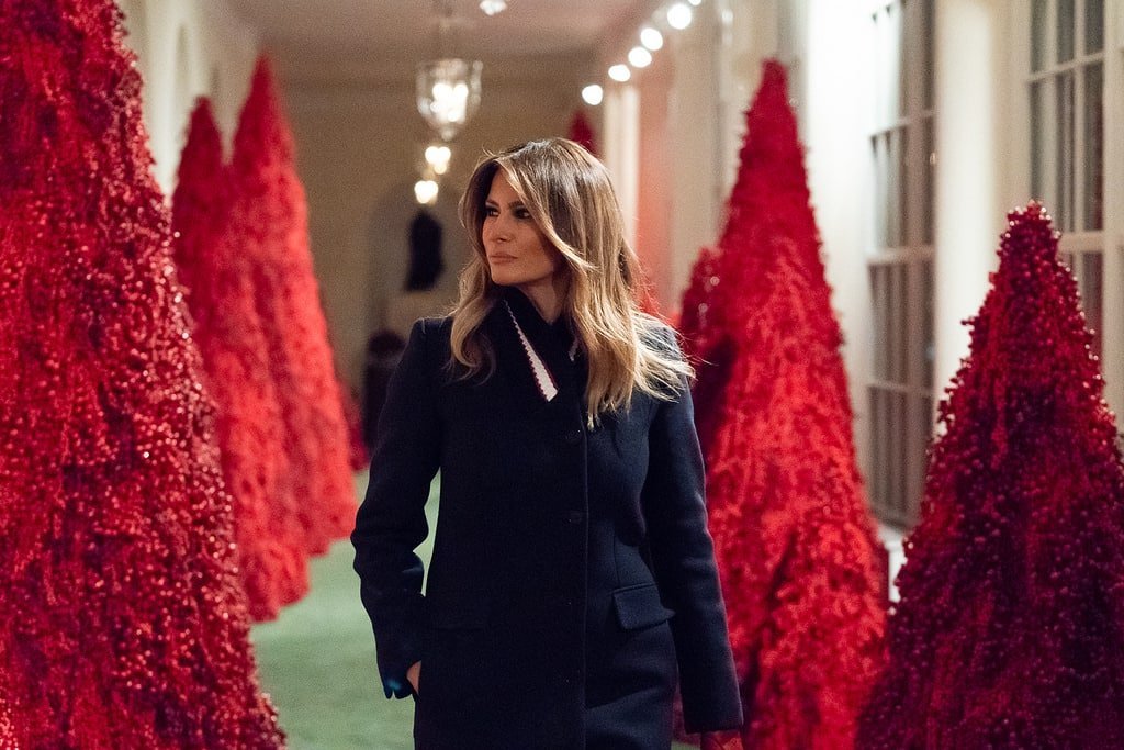 Melania has graced the White house with red trees — and they immediately «was photoshopped in» Putin (photo)