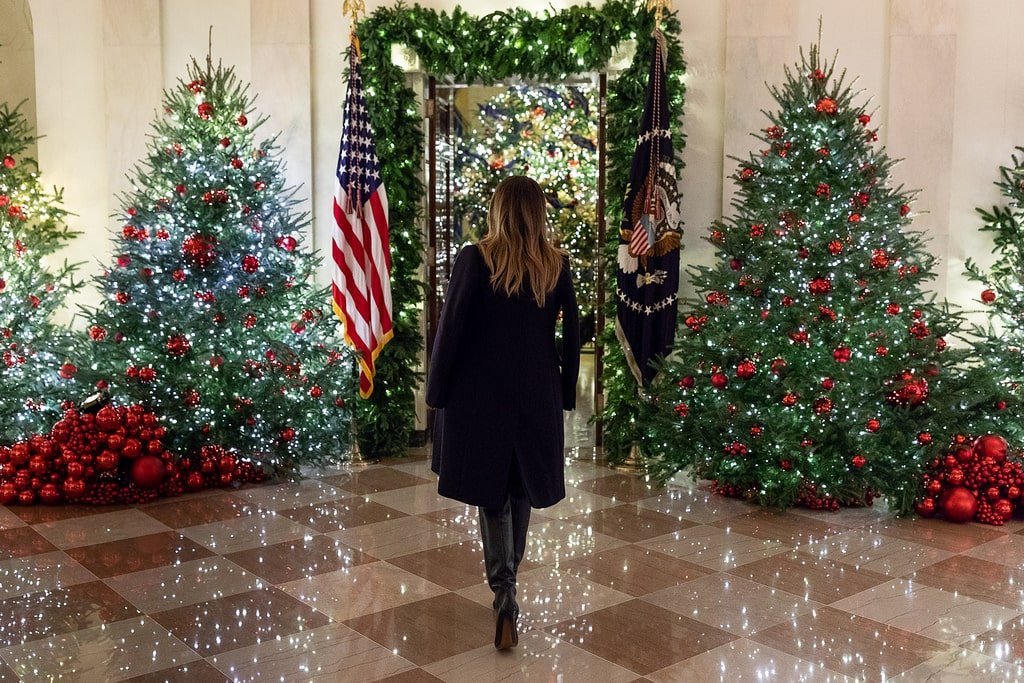 Melania has graced the White house with red trees — and they immediately «was photoshopped in» Putin (photo)