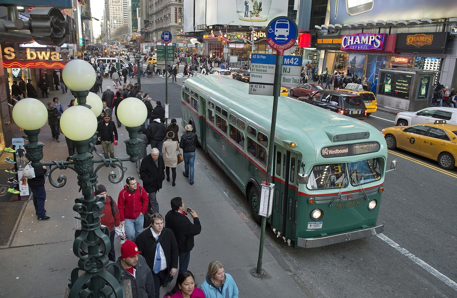 How to get in the past? A ride on the Manhattan vintage bus