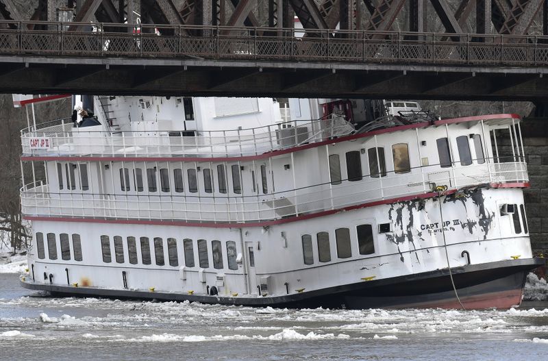In the state of new York retro cruise-ship pulled away from the pier and crashed into a bridge