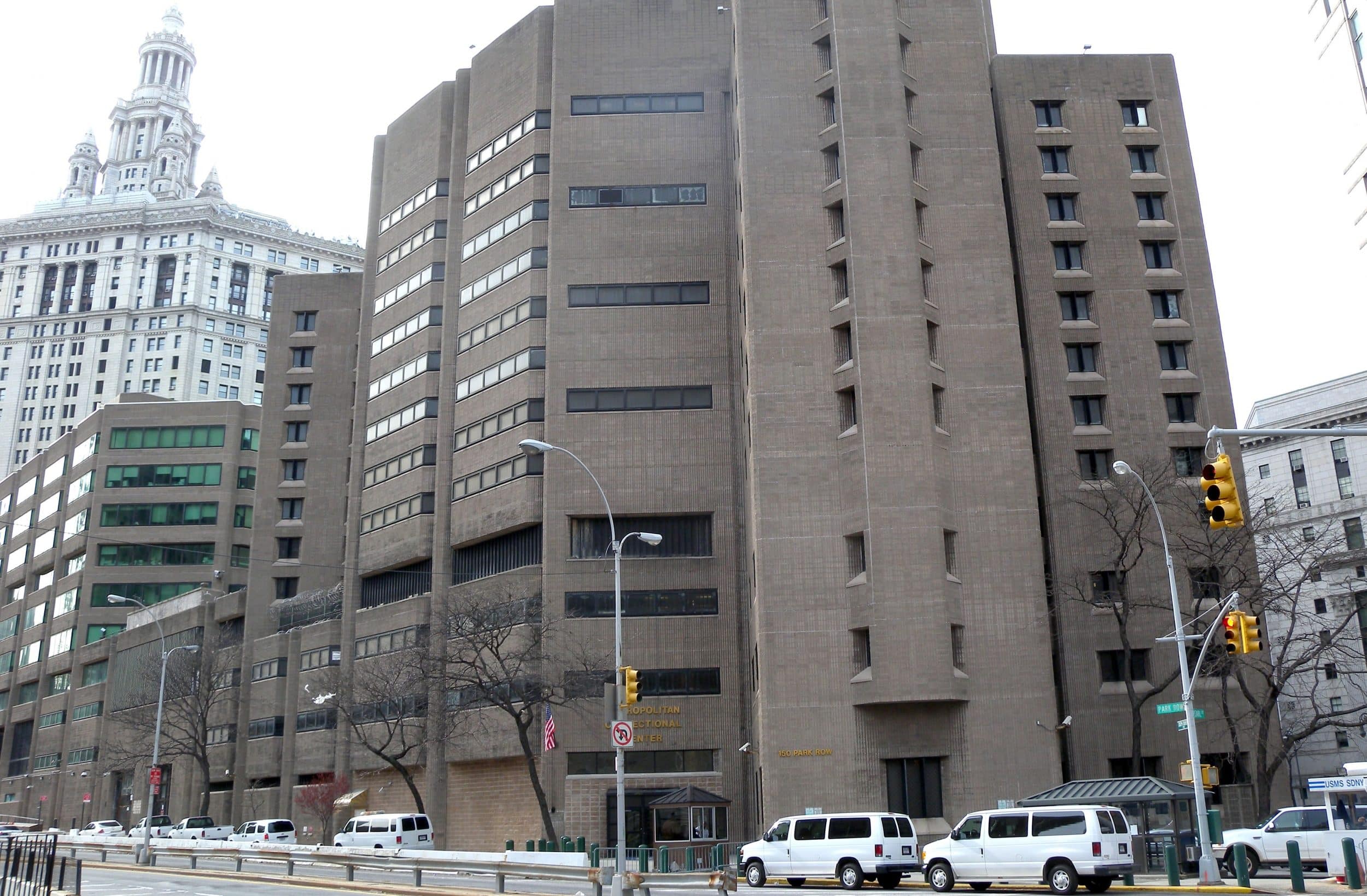 Because of the shutdown of the Manhattan jail, has denied prisoners in the visits of the family. They went on hunger strike