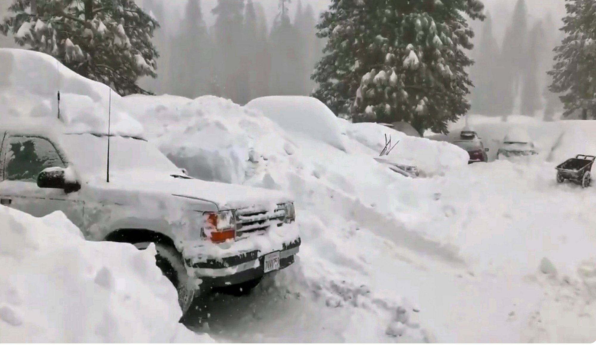In California, the snow storm caught off guard 120 people, cutting them