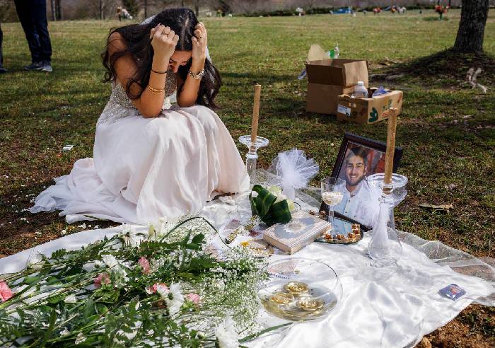 In the network appeared the photo, where the bride in a wedding dress of the bridegroom mourn at his grave after he was shot by online shopper