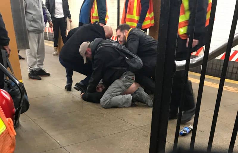 The fight in the subway in new York: a man was on the verge of death, almost «roasted», we due to the contact rail