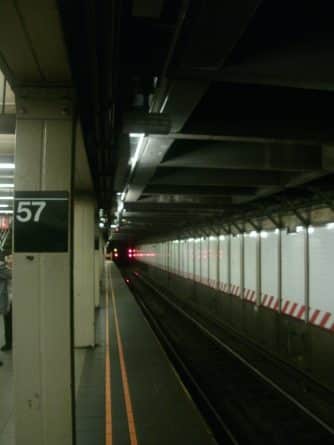 The fight in the subway in new York: a man was on the verge of death, almost «roasted», we due to the contact rail