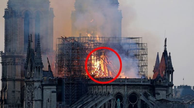 Some people saw the shape of Jesus Christ in the flames of Notre-Dame (photo)