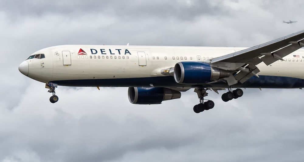 The passenger of Delta flight tried to jump out of a plane in the sky over new York