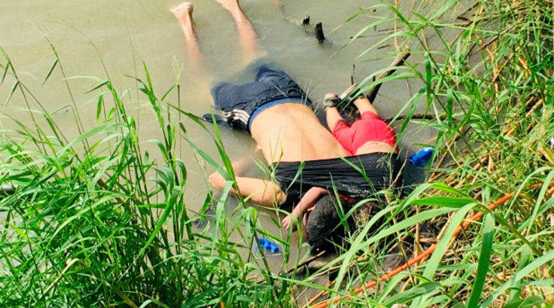 Shocking photo: man with 2-year-old daughter drowned in the Rio Grande trying to get to USA