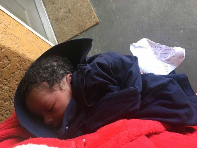 «His father tried to kill us»: the mother threw one-day baby on the doorstep of someone else’s apartment