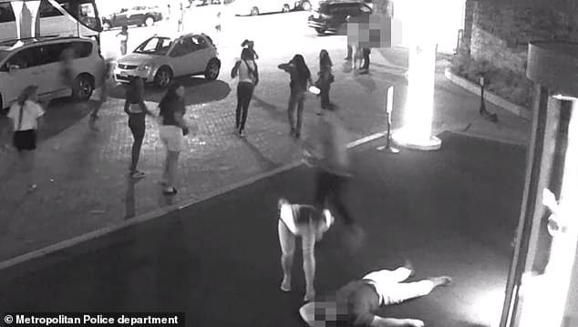 Shocking video: 14 Teens beat up camper on the doorstep of the Hilton hotel in Washington