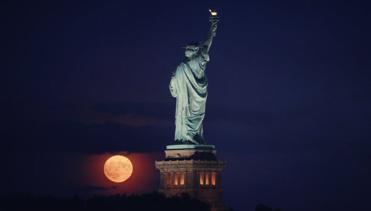 Stunning photography captures the «micro-moon» over the statue of Liberty Friday the 13th. Next time this will be in 2049-m