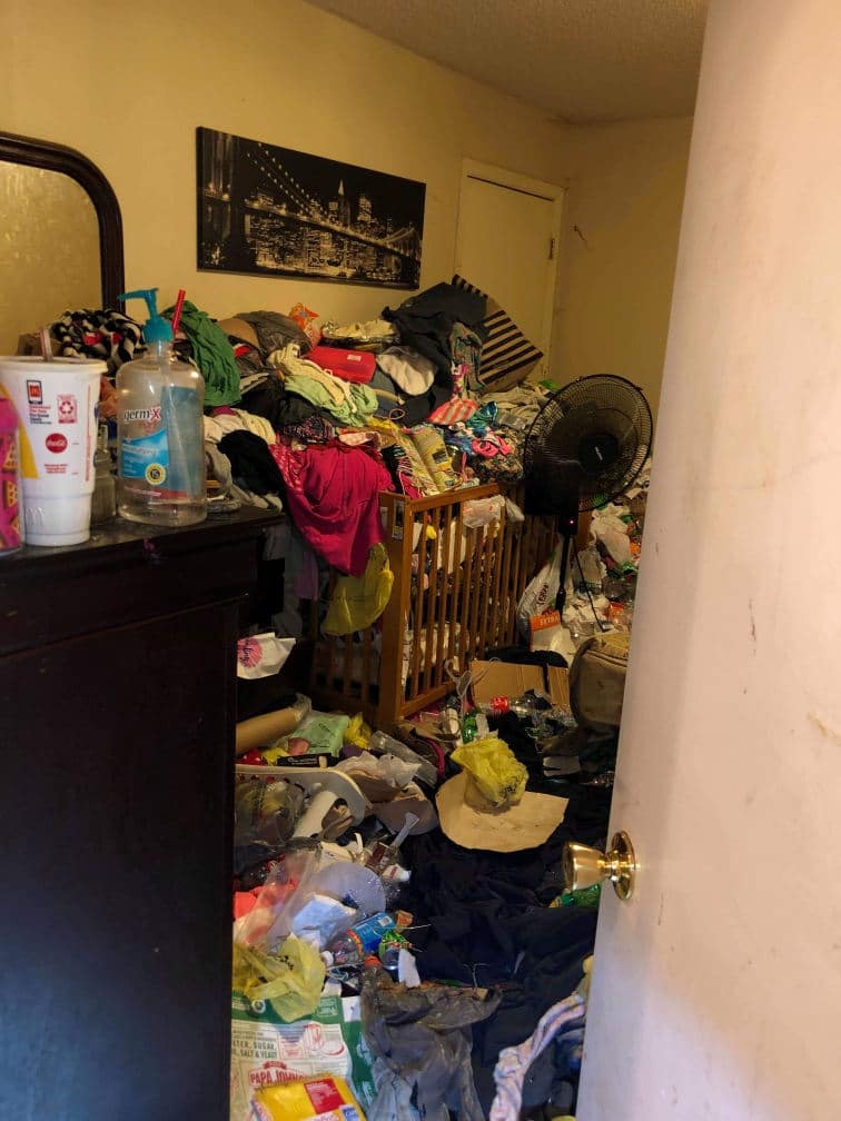 The police found 4 children aged 2 to 12 years in home full of garbage and rotten food in Kentucky