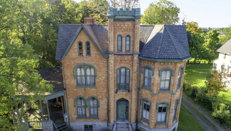Old mansion with 10 bedrooms in new York can be bought for $50 thousand – but there is a condition