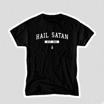 The crew of American Airlines told the woman to dress the t-shirt that says «hail Satan» or to leave the plane