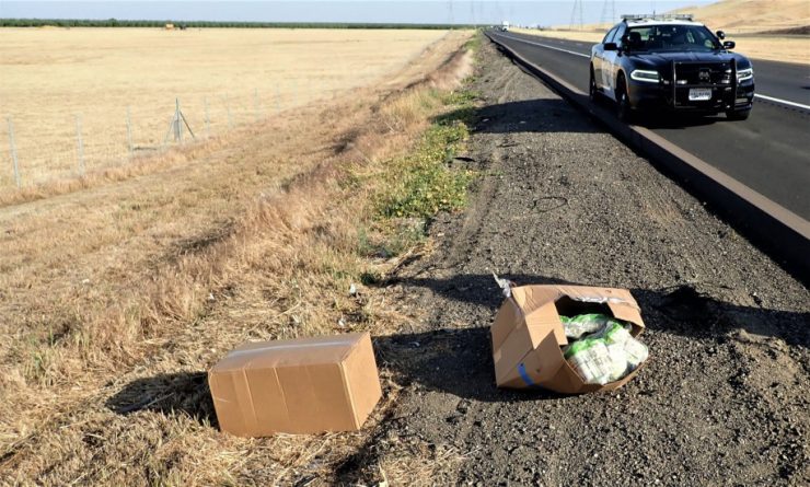 In the United States on the road threw the boxes away with a million dollars in cash (photos)