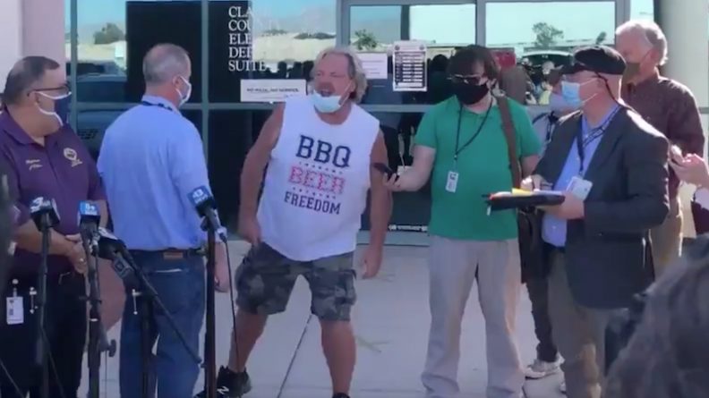 In Nevada, a man interrupts a report on the counting of votes, accusing Biden of «stealing the election»
