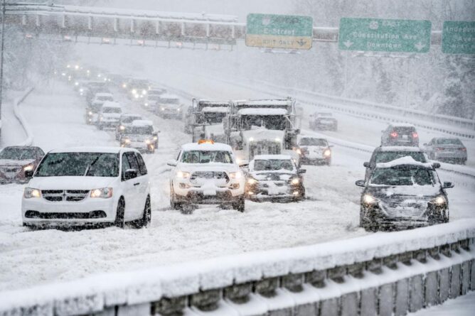 Hundreds of accidents and thousands of houses without light: a snow storm hit the USA