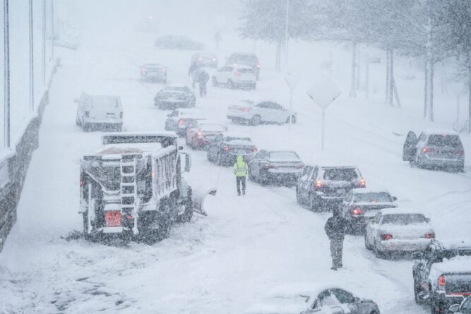 Hundreds of accidents and thousands of houses without electricity: a snow storm hit the USA