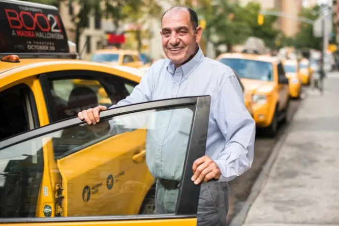 How do taxi drivers live and how much do they earn in America?