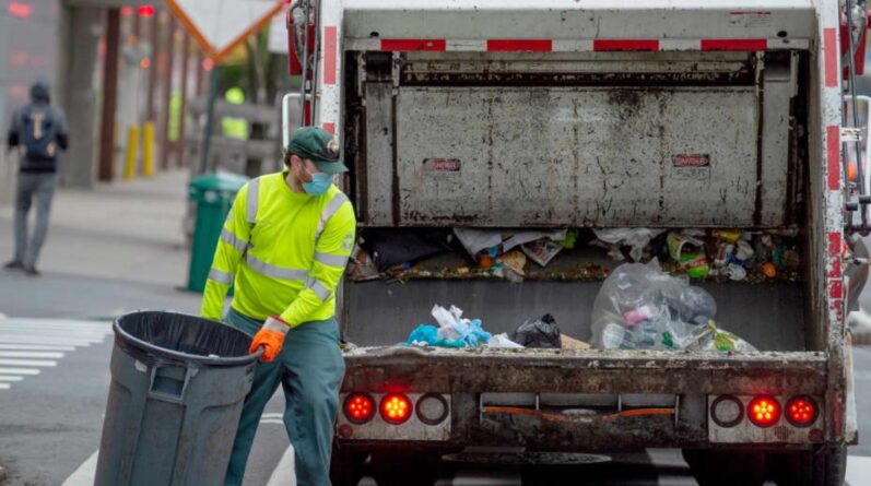 How much do scavengers earn and how do they make money from garbage in the USA?