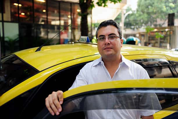 How do taxi drivers live and how much do they earn in America?