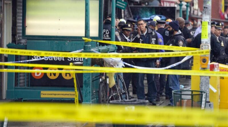 An unknown person opened fire in the Brooklyn subway: 10 wounded and 13 injured