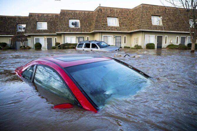 Flood in California: 20 dead, thousands evacuated and without power